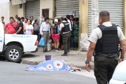Policías, residentes y familiares llegaron a la zona del hecho violento.