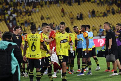 Jugadores de Barcelona al término del partido (1-0) ante la Católica en el Monumental