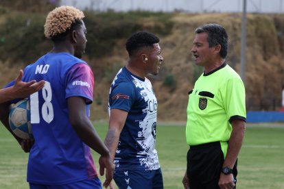 Los jugadores de Sodiro durante los reclamos al árbitro Ricardo Benavides.