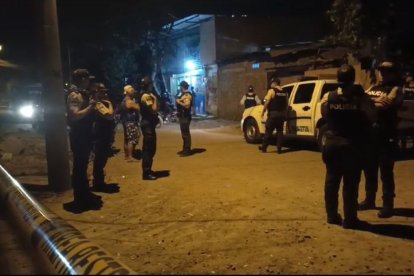 Agentes de la Policía en la ciudadela San Alejo, en Portoviejo, provincia de Manabí.