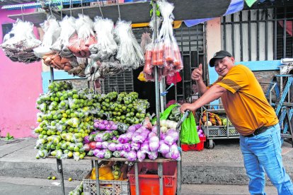 Alberto lleva la carreta hasta los exteriores del mercado Caraguay para atender la demanda de sus clientes.