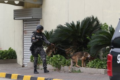 Equipos especializados de la Policía asistieron al centro comercial tras la alerta.