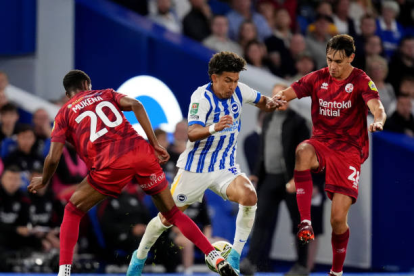 Jeremy Sarmiento entró de titular en Brighton en el partido ante Crawley Town