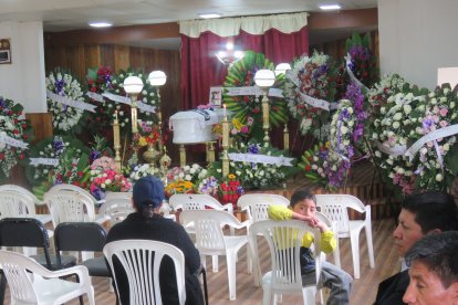 El féretro fue llevado a la cancha de la comunidad.