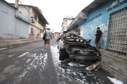 El carro quedó incinerado luego del siniestro.
