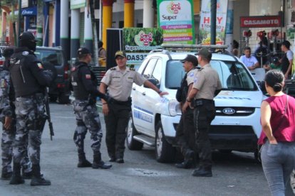 La Policía acudió al sitio para conocer sobre el artefacto explosivo.