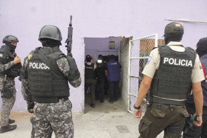 Operativo Policial clausura clínica de rehabilitación en Unión de Bananeros, Guasmo Sur.