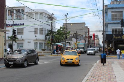 El taxista fue hallado en la vía hacia el centro de esparcimiento Aqua Park, en Esmeraldas.