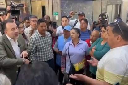 Pabel Muñoz conversó con los comerciantes que llegaron al edificio del Cabildo.