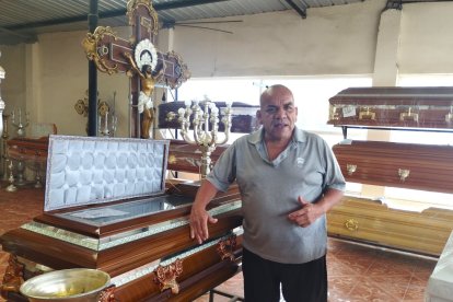 Jacinto Echeverría, propietario de una funeraria, dice que, ante la inseguridad, debe seleccionar los sitios donde dará servicio.