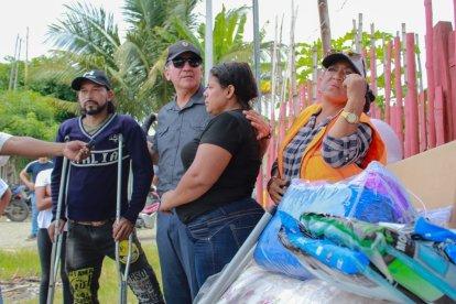 El gobernador de Esmeraldas participó en la entrega de kits.