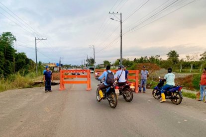 Conductores se llevaron la noticia de que la calle estaba cerrada.