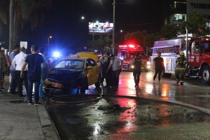 El carro que se incendió es un taxi.