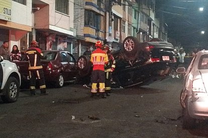 Este automotor se viró luego de impactarse con un taxi, en Solanda, sur de Quito.