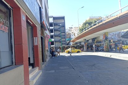La chica entró en un hostal del centro de Ambato.