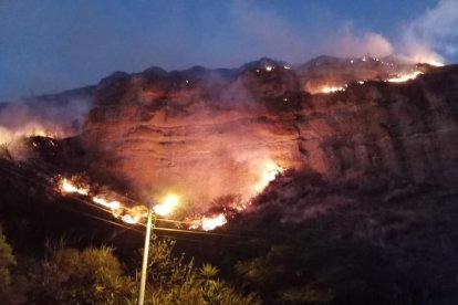 El fuego no ha podido ser controlado por los bomberos.