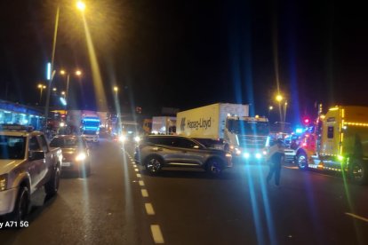 Los compañeros transportistas del padre de la víctima hicieron una protesta en Alóag, Mejía.