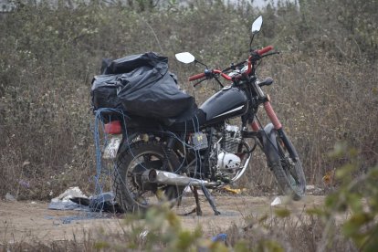 El cuerpo estaba sobre esta motocicleta.