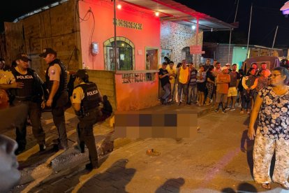 El cuerpo del adulto quedó tendido a un costado de la calle. Policías llegaron al sitio.