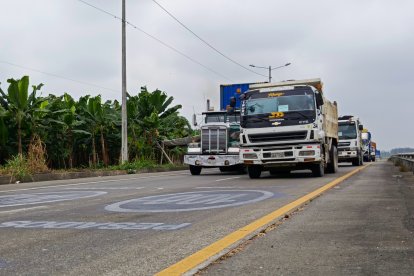 Los carros más grandes suelen liderar los convoyes de paso por el anillo vial de Quevedo.