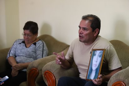 Arturo y su esposa sienten un poco de paz por la captura del sospechoso, pero quieren verlo tras las rejas.