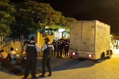 La víctima se encontraba en una reunión con amigos y familiares cuando lo atacaron. Al sitio llegaron luego agentes de Criminalística.