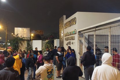 Decenas de personas al enterarse de la muerte del personaje acudieron al anfiteatro a conocer detalles del hecho.