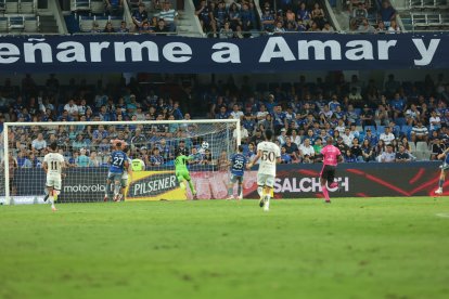 Momento en que Luis Fernando Léon mete el gol en contra en Emelec vs Orense