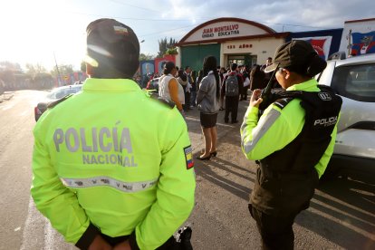 Policías y agentes de tránsito dieron resguardo afuera de los colegios.
