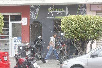 Balean a 2 ciudadanos en Los Esteros dentro de un vehiculo, al sur de Guayaquil, uno cae sobre unas escaleras a la entrada de un gimnasio, el otro producto de las heridas sucumbe en las calles Fco. Segura y Quito.