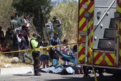 Los cuerpos fueron ubicados a un costado de la vía.