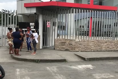 Parientes de desaparecidos llegaron al Centro de Medicina Forense, en Esmeraldas, y ver si se trataba de quien buscaban.