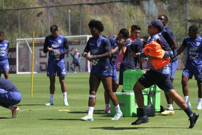 Angelo Preciado (c) será baja en el juego ante Brasil.