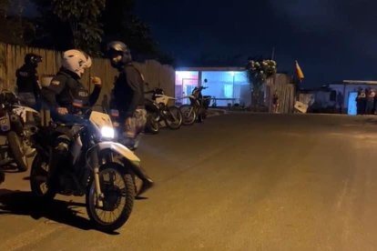 Policías acuden al sector El Chaparral donde fue baleada la víctima.