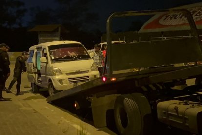 En este vehículo se movilizaba el director de la cárcel de Sucumbíos y sus dos compañeros.