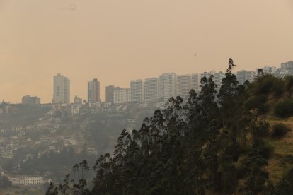 Una nube de humo y ceniza cubre ciertas partes de la capital.