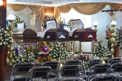 Los tres féretros fueron velados en la sala de un hotel de Machachi, en el cantón Mejía. La familia los trajo desde la provincia de Guayas.