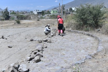 Una arqueóloga realiza los estudios para establecer el daño causado al patrimonio