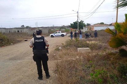 Los restos fueron encontrados en una calle de tierra, junto a una motocicleta, cerca de una urbanización