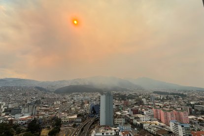 La tarde de este 4 de septiembre en Quito, usuarios en redes sociales reportaron que el sol se vio de color rojo durante unos instantes.