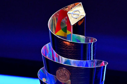 El trofeo de la UEFA Nations League en el sorteo de París