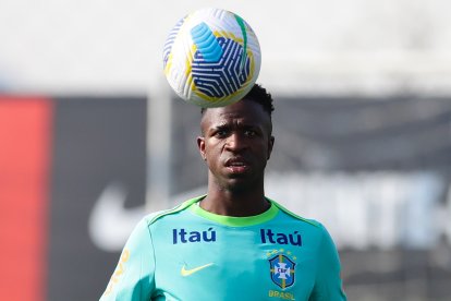El jugador Vinícius Jr participa en un entrenamiento de la selección brasileña de fútbol en el Centro Administrativo y Técnico Alfredo Gottardi (CAT do Caju).