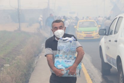 En lugar de frotar, enjuaga tus ojos con agua limpia o utiliza lágrimas artificiales para aliviarlos”, según especialista