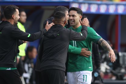 Carmelo Algarañaz (d) de Bolivia celebra su gol, en un partido de las eliminatorias sudamericanas para el Mundial de 2026 entre Bolivia y Venezuela.