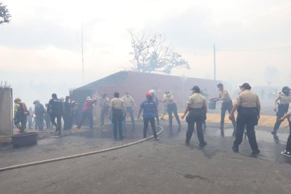 Los vecinos se organizaron para hacer cadenas humanas y llevar el agua necesaria.