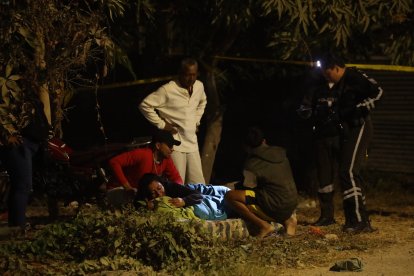 Familiares del joven asesinado lloraban desconsolados.