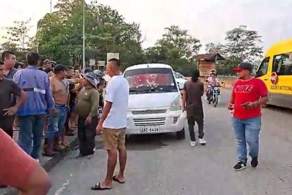 La gente acudió al sitio para ayudar a los sobrevivientes, que fueron llevados a un hospital.