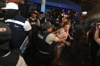 Una ciudadana tuvo que ser movida a la fuerza por la Policía para poder colocar un sello de clausura en una vivienda.
