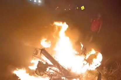 La moto que se incendió tras el choque.