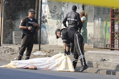 La Policía realizó el levantamiento del cadáver.